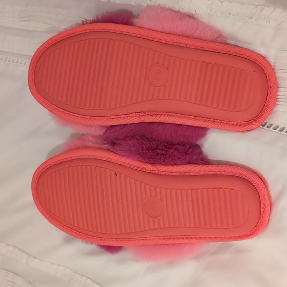 Hot pink slippers - Picture 2 of 4